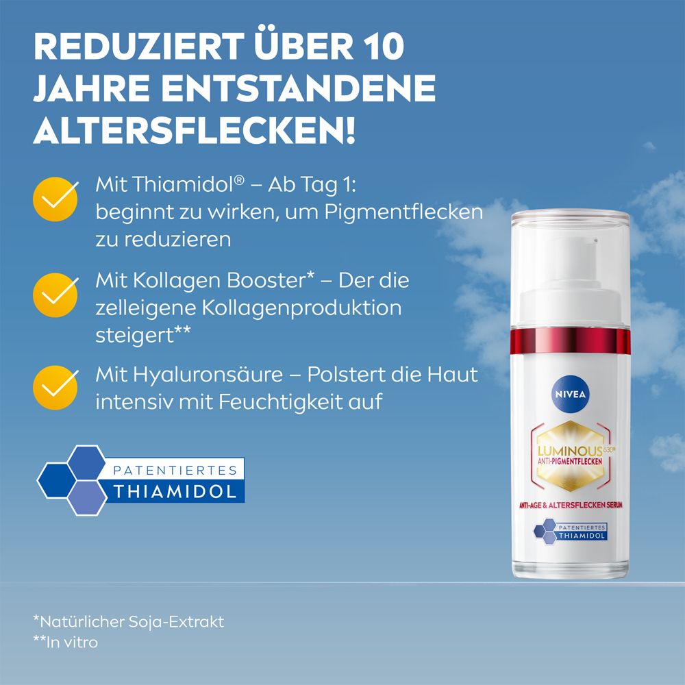 Nivea Luminous 630 Anti-Aging Serum Flasche vor einem blauen Himmel mit Wolken.