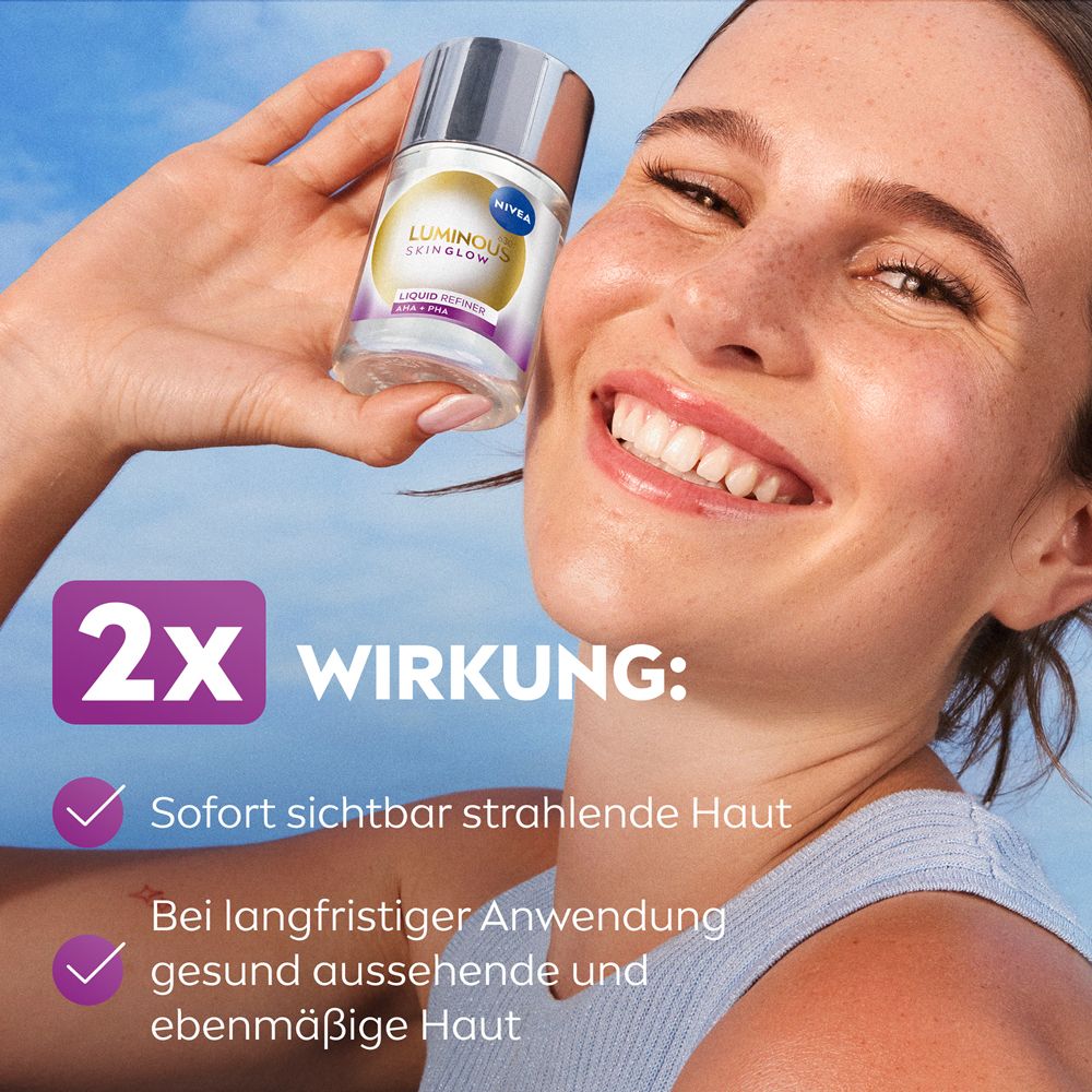 Femme tenant NIVEA LUMINOUS630® Skin Glow Liquid Refiner. Double action: peau éclatante, saine durablement.