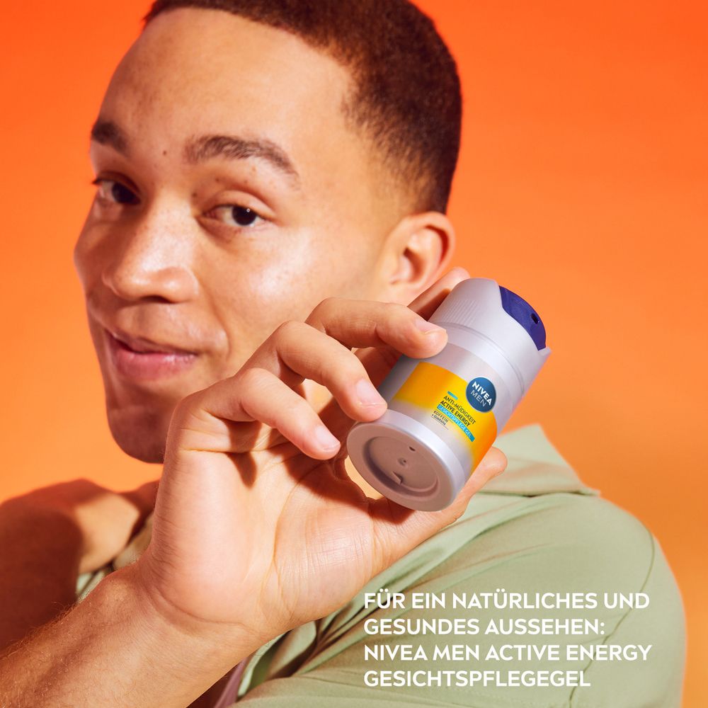 Un homme tient le Gel de soin visage NIVEA MEN Active Energy.