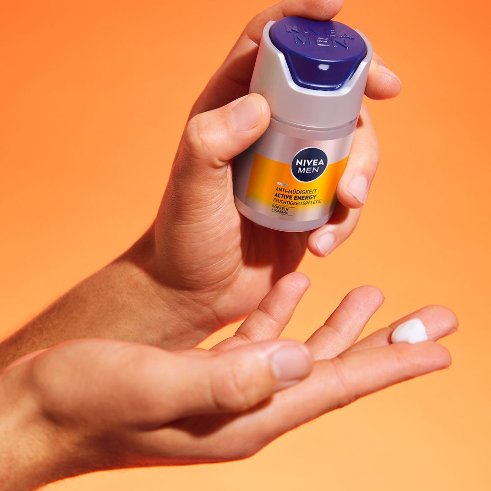 Mann gibt NIVEA MEN Active Energy Feuchtigkeitspflege auf die Hand.