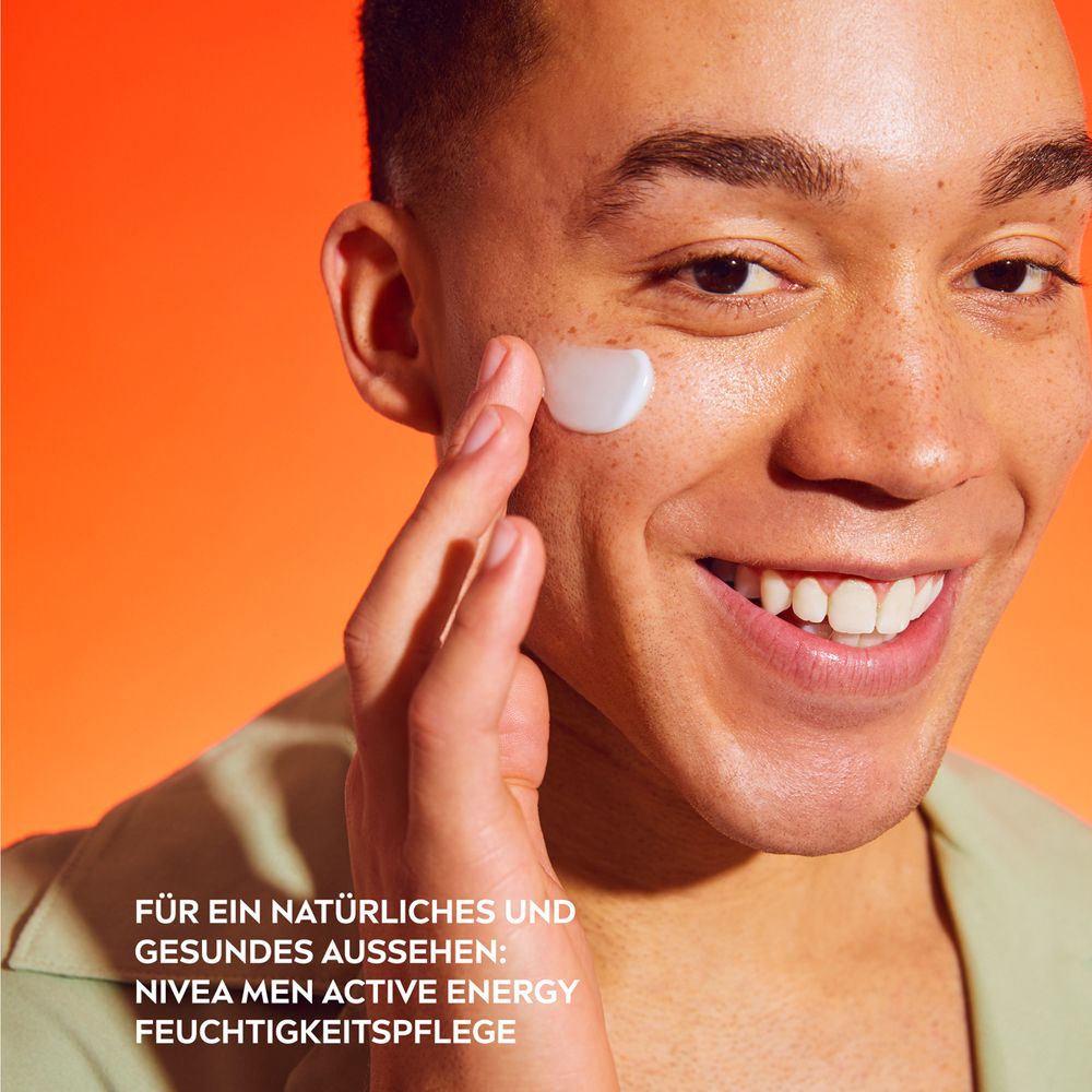 Mann trägt NIVEA MEN Active Energy Feuchtigkeitspflege auf das Gesicht auf.