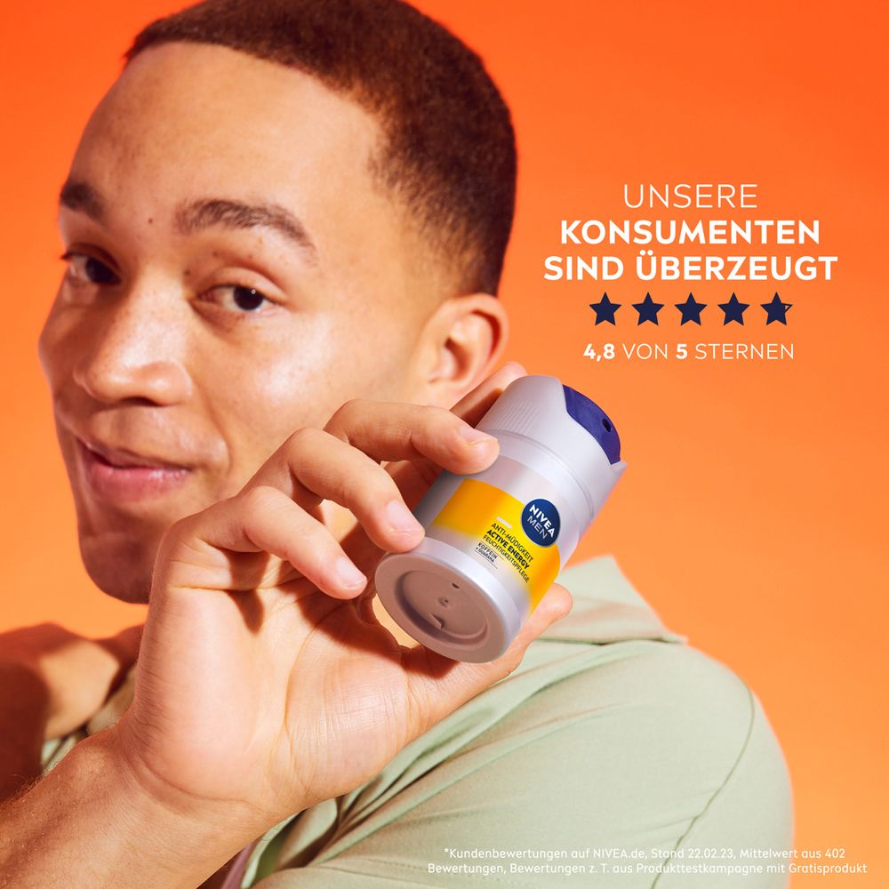 Mann hält NIVEA MEN Active Energy Feuchtigkeitspflege und zeigt positive Bewertung.