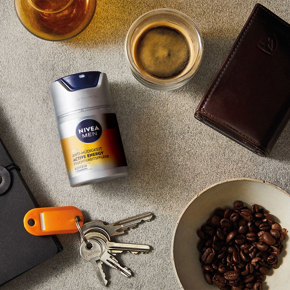NIVEA MEN Active Energy Feuchtigkeitspflege auf einem Tisch mit Kaffee und Schlüsseln.