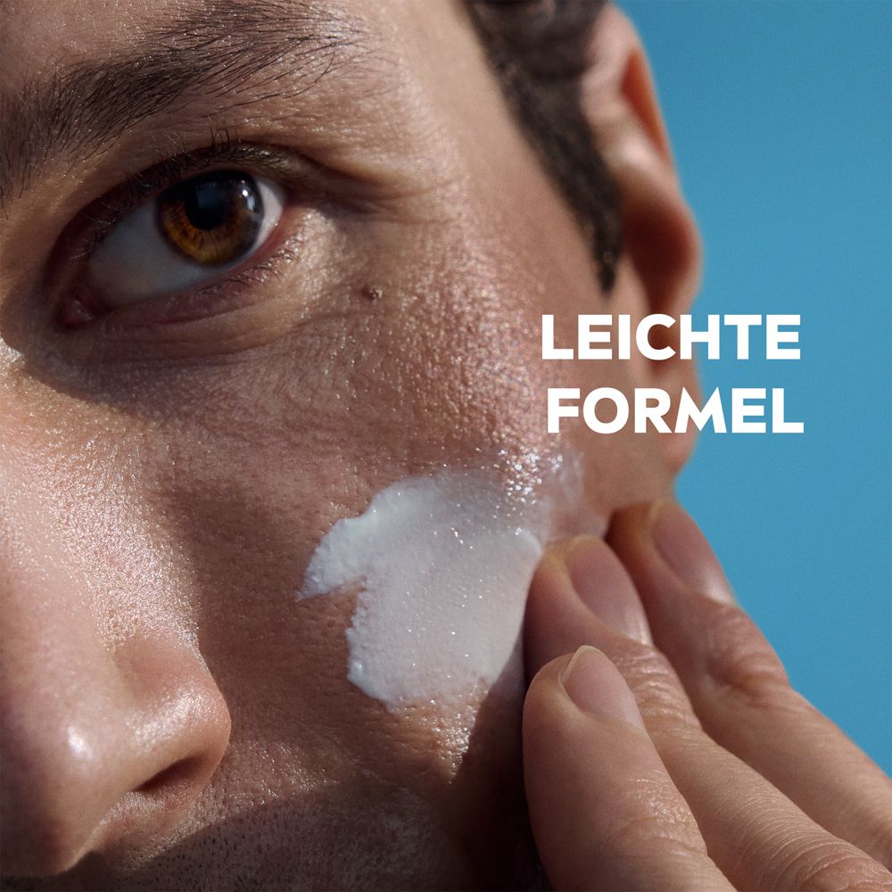 Homme appliquant la crème hydratante NIVEA MEN Anti-Age Power sur la joue. Formule légère.