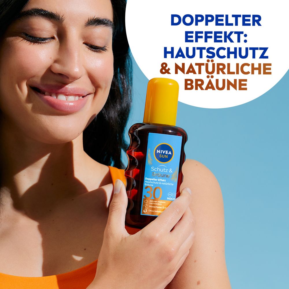Femme tenant le NIVEA SUN Huile-Spray Protection & Bronzage SPF 30. Double effet : protection & bronzage naturel.