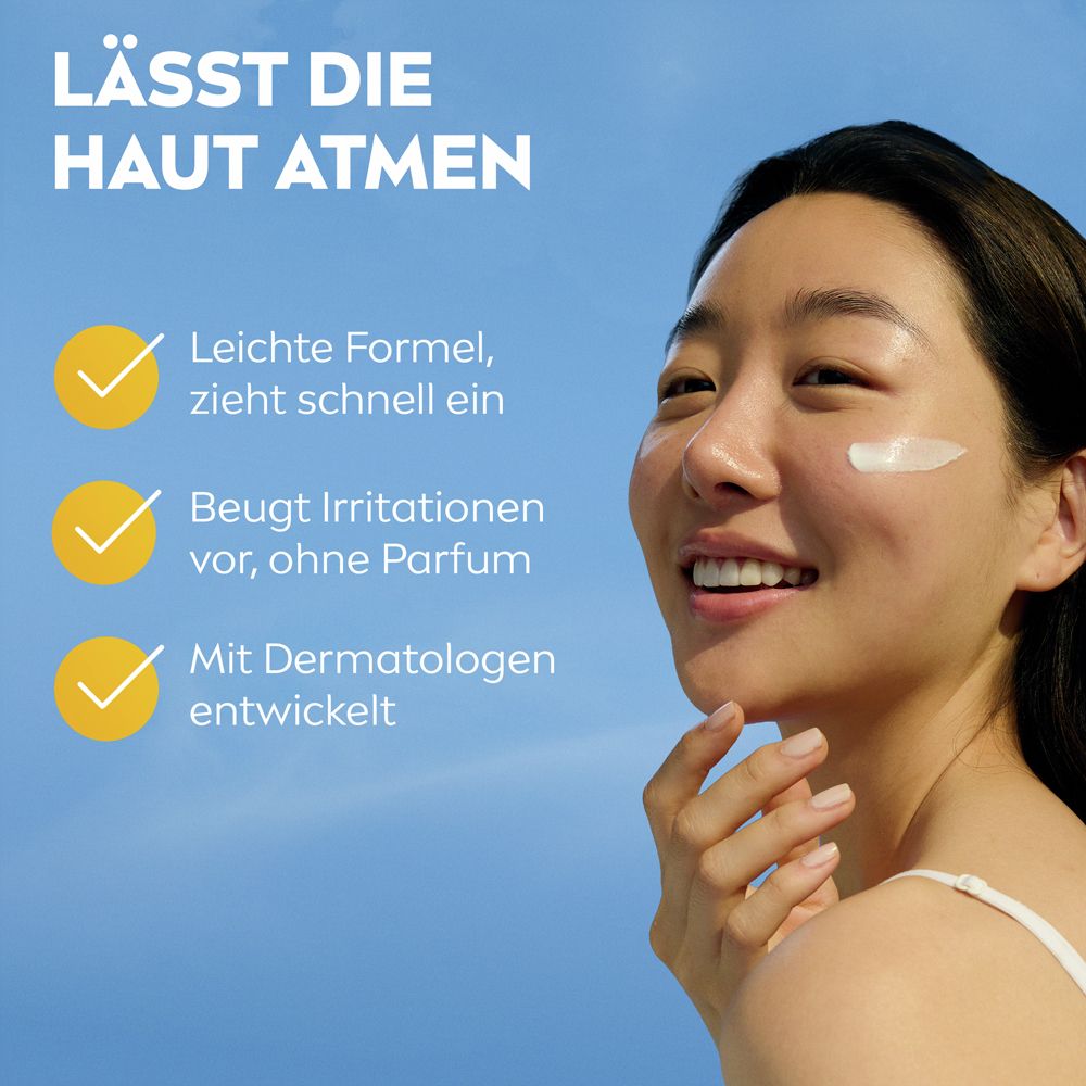 Femme avec crème sur le visage. Formule légère, pénètre vite. Prévient les irritations, sans parfum. Développé avec des dermatos.