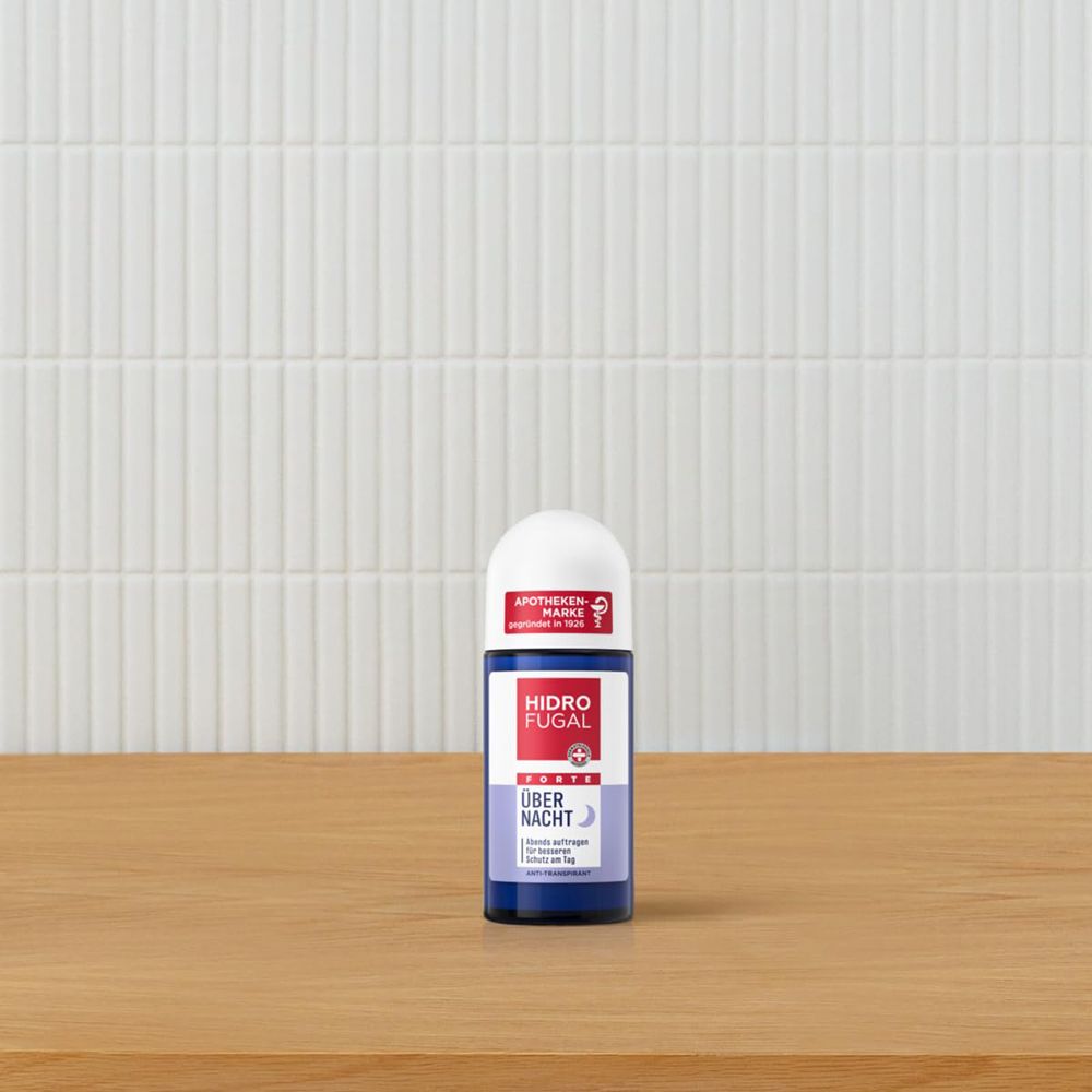 Le déodorant roll-on Hidrofugal Forte Über Nacht est posé sur une table en bois.