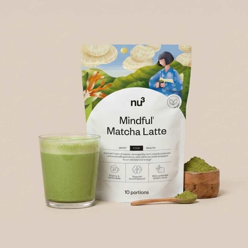 Sachet nu3 Mindful Matcha Latte, verre de Matcha Latte, bol en bois avec poudre, cuillère. Emballage blanc avec logo.