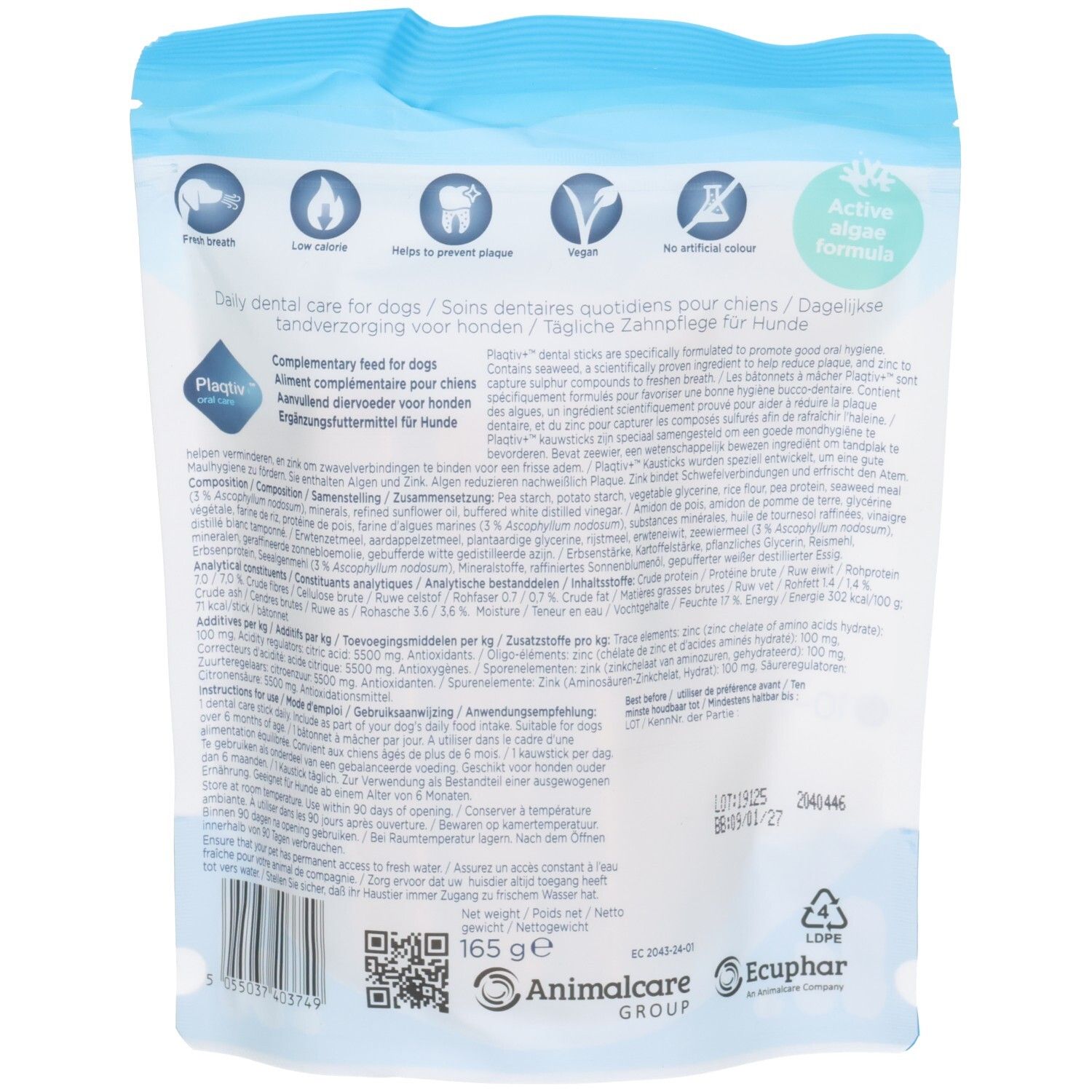 Rückseite der Plaqtiv+ Sticks Medium Verpackung. Text: "Daily dental care for dogs". Inhaltsstoffe, Logos, QR-Code, Gewicht 165 g.