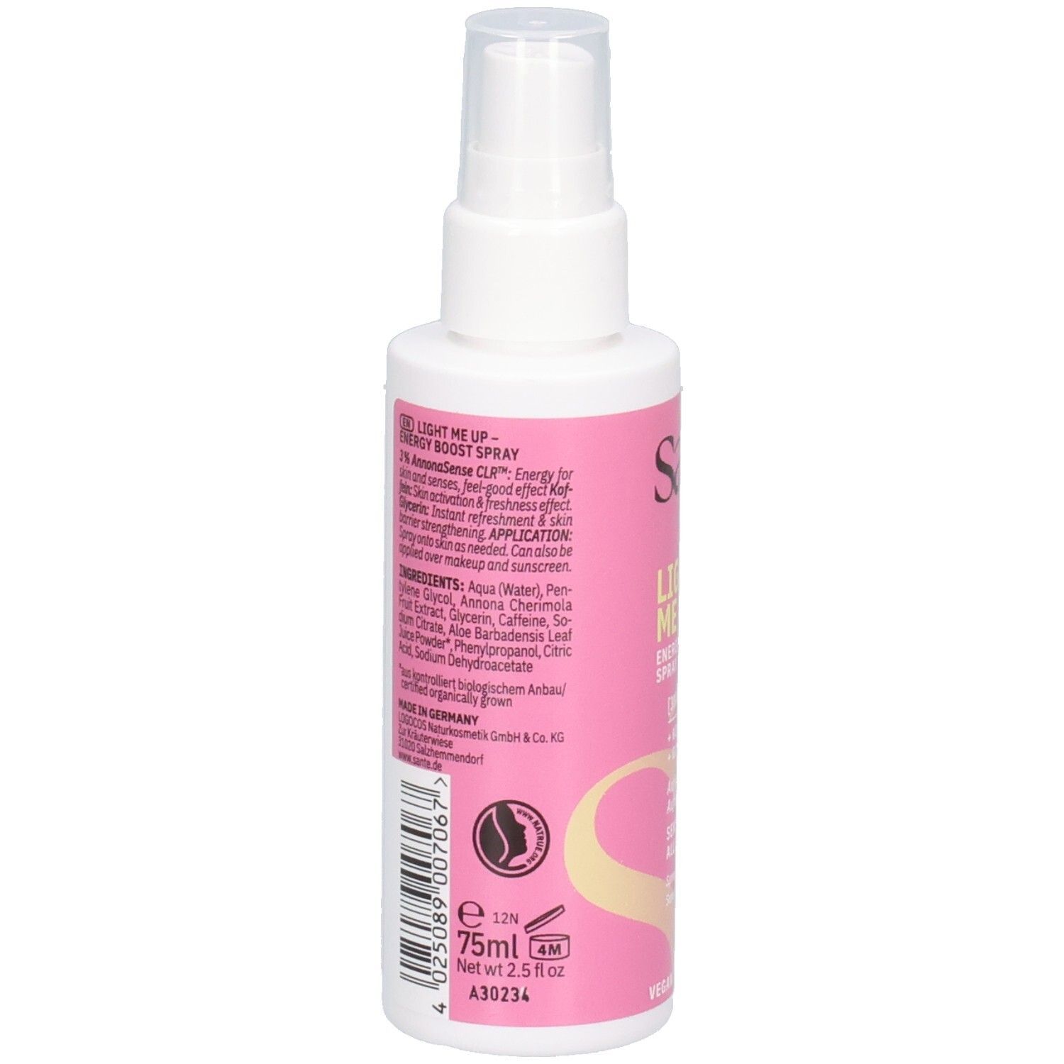 Flacon spray blanc, dos avec texte. Texte: Light Me Up, 75ml, Ingrédients, Fabriqué en Allemagne, Vegan.