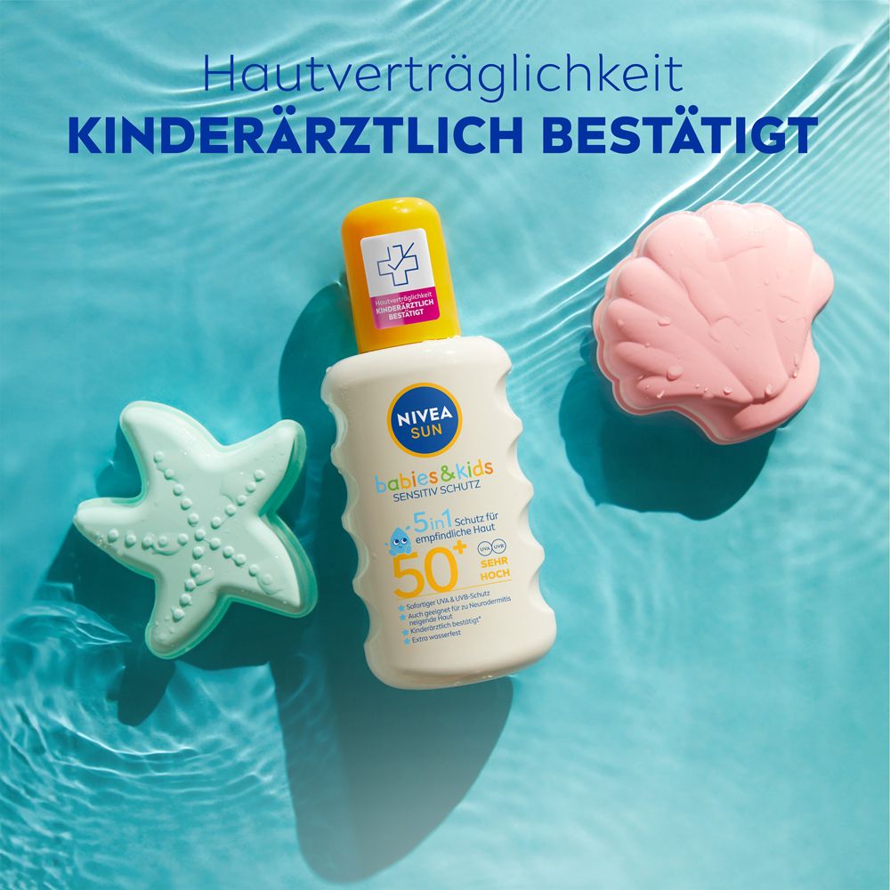 Nivea Sun Bébés & Enfants Protection Sensible SPF 50+ flacon avec décorations étoile de mer et coquillage.