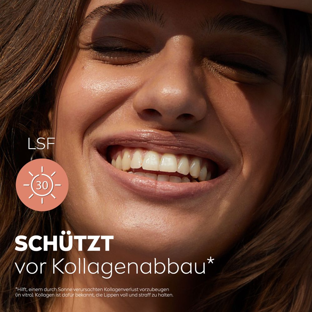 Femme souriante yeux fermés, Labello Caring Beauty NUDE protège contre la dégradation du collagène.