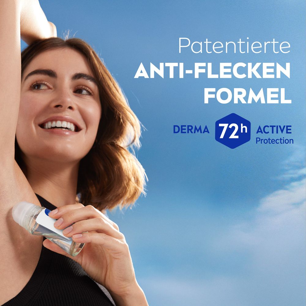 Frau trägt NIVEA Black & White Invisible Clear Deo Roll-On auf, 72h Active Protection.
