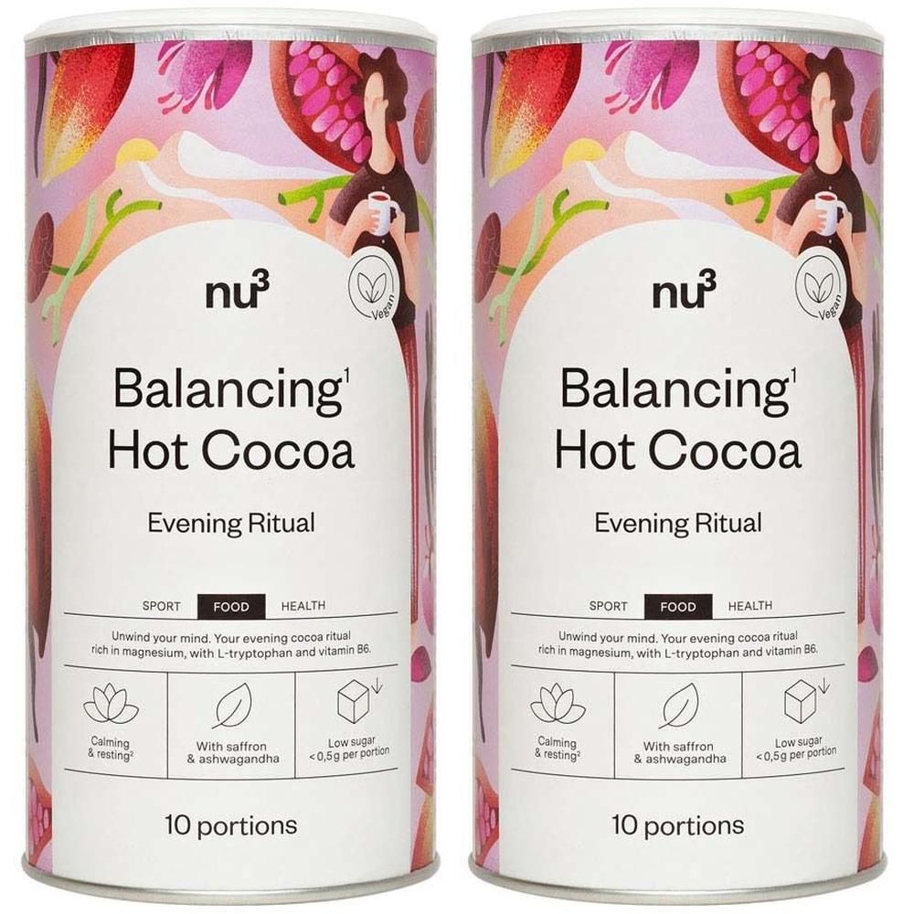 Zwei Dosen nu3 Balancing Hot Cocoa mit Abendritual-Aufschrift und bunten Früchten.