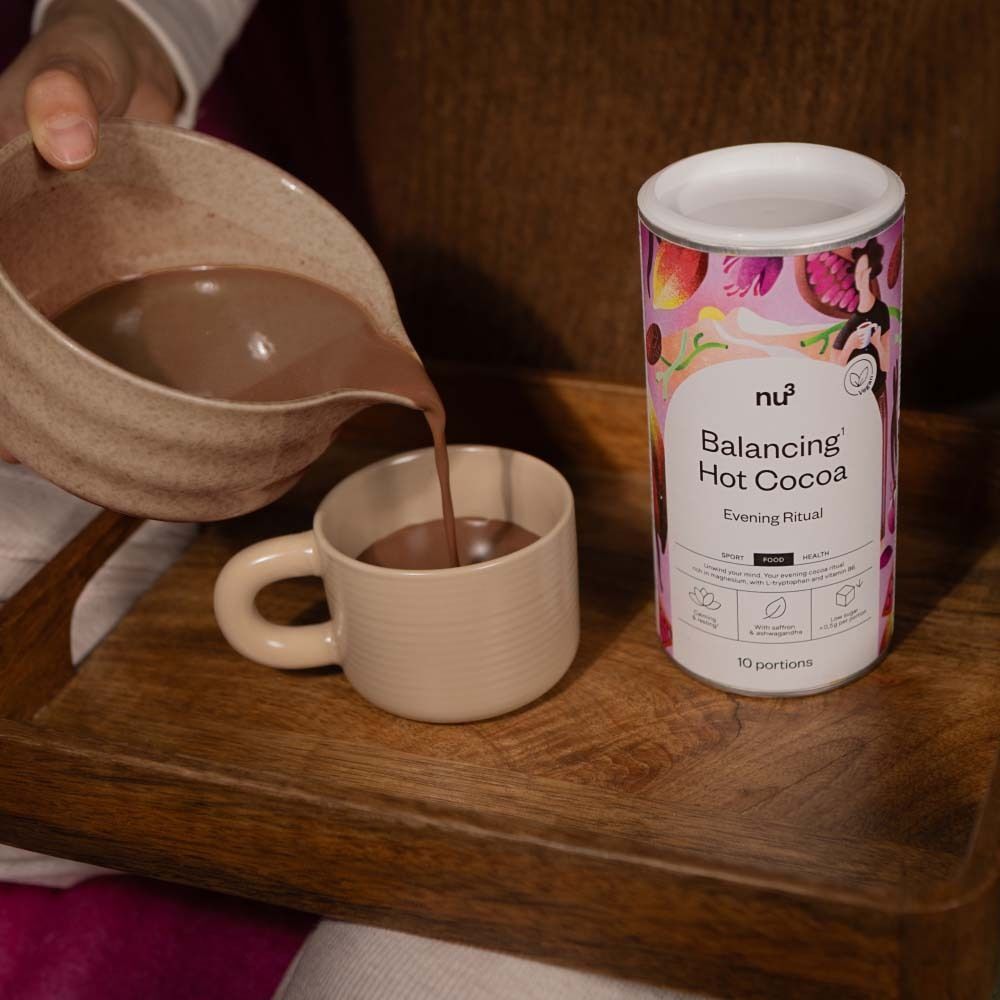 Zubereitung von nu3 Balancing Hot Cocoa: Kakao wird in eine Tasse gegossen.