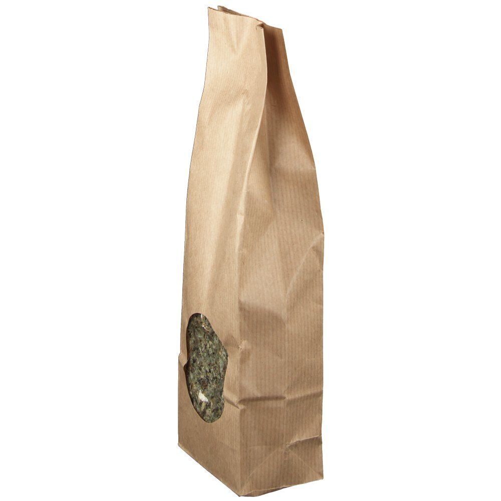 Braune Papiertüte mit Sichtfenster. Seitenansicht. Durch das Fenster sind getrocknete Artischockenblätter zu sehen.