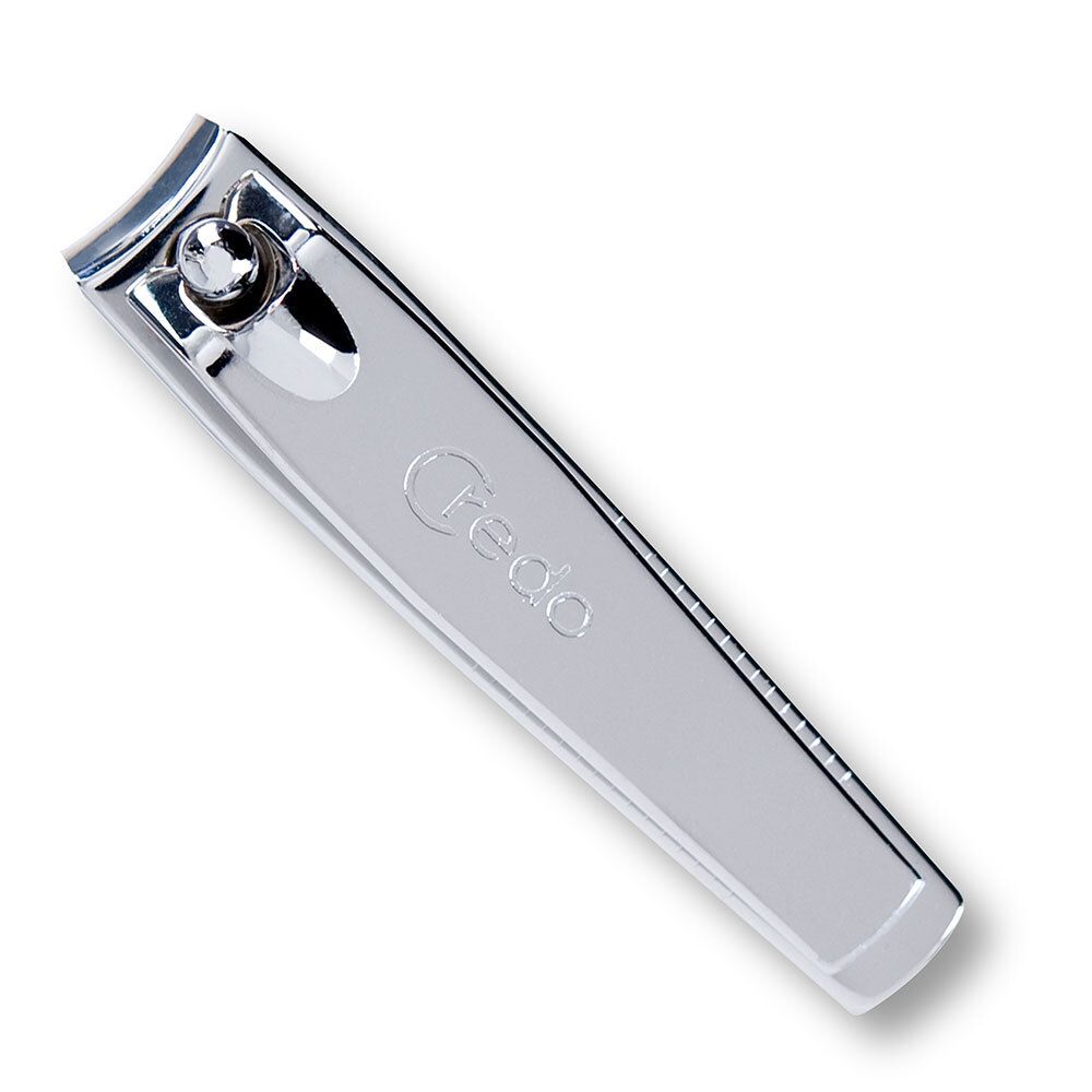 Coupe-ongles en métal argenté. Le logo "Credo" est gravé. Vue de dessus.