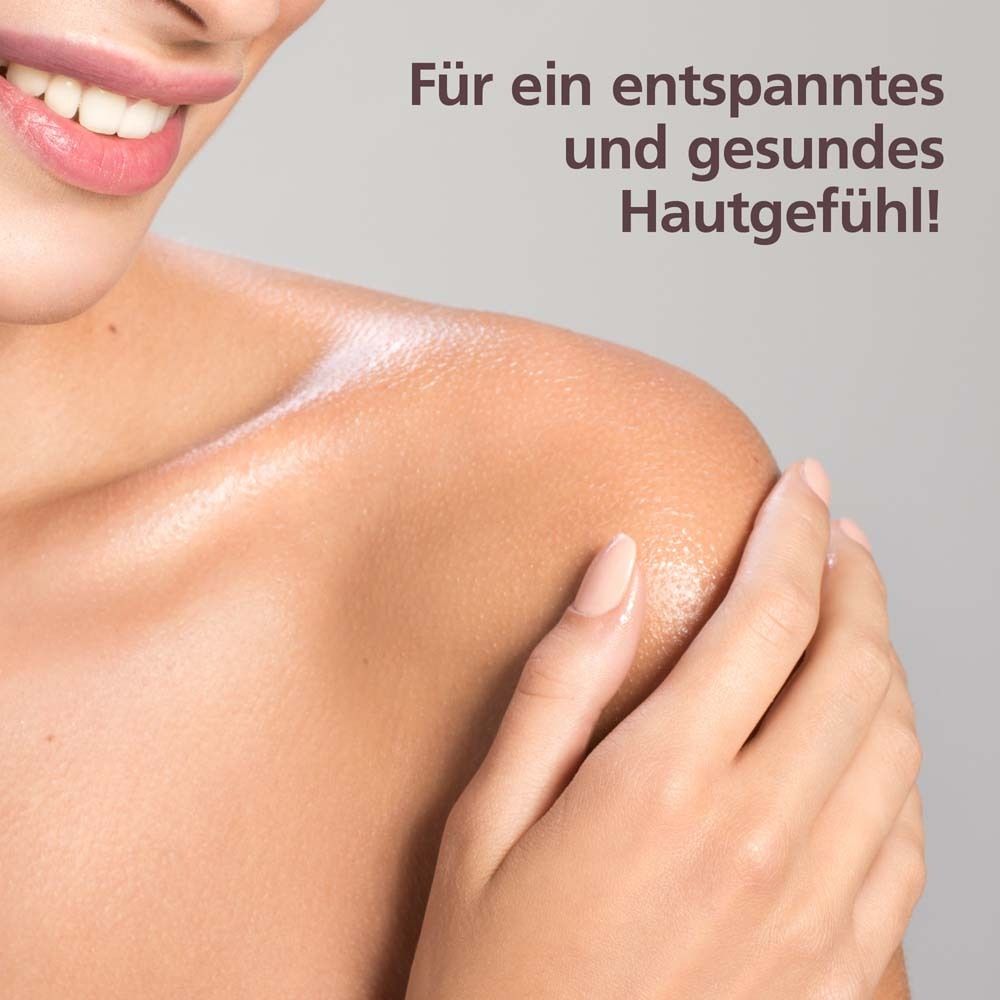 Femme avec peau brillante. Texte: Pour une sensation de peau détendue et saine!