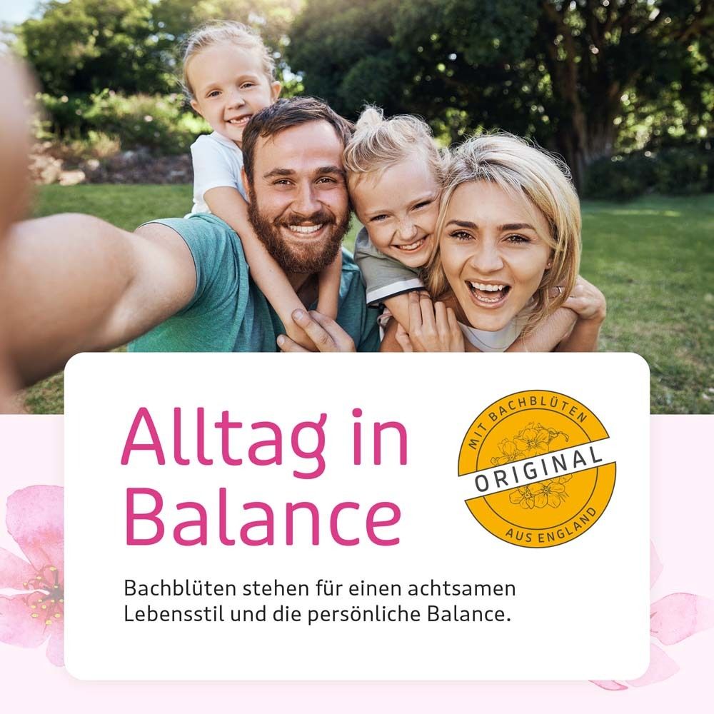 Familie im Garten. Text: Alltag in Balance. Bachblüten stehen für einen achtsamen Lebensstil und die persönliche Balance. Original.