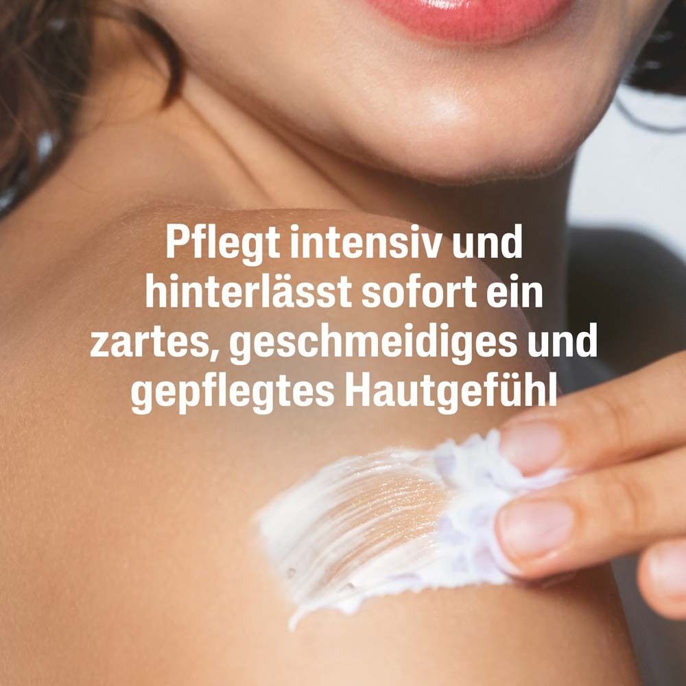 Person trägt Creme auf die Haut auf. Text: Pflegt intensiv und hinterlässt ein geschmeidiges Hautgefühl.