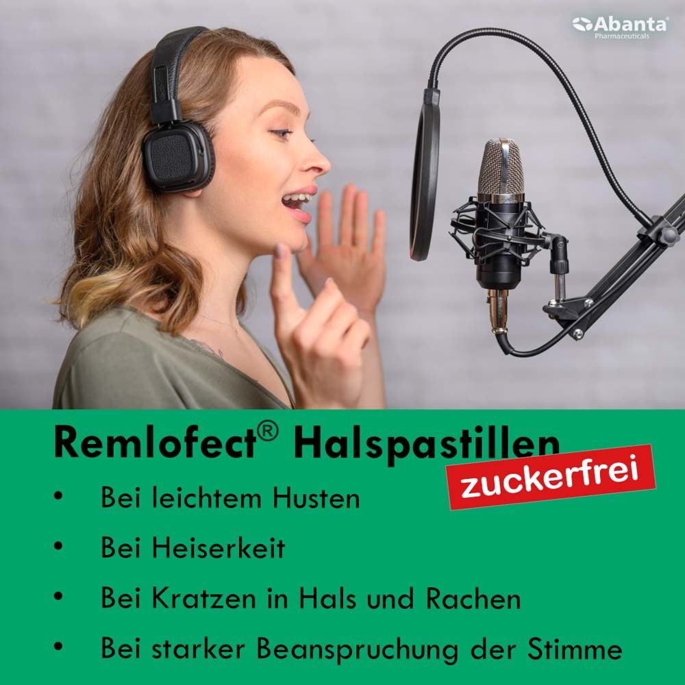 Femme parlant dans un micro. Texte: REMLOFECT® Halspastillen sans sucre. Pour toux, enrouement, grattement de gorge, voix forte.