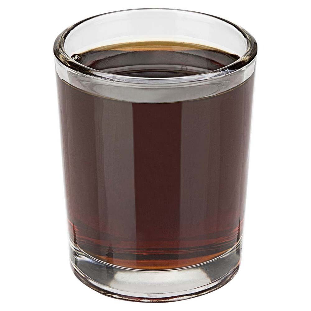Verre avec liquide brun. Forme claire, cylindrique. Liquide presque rempli jusqu'au bord.