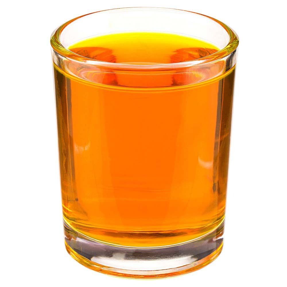 Glas mit orangefarbener Flüssigkeit. Klare Glasform, Flüssigkeit gefüllt.
