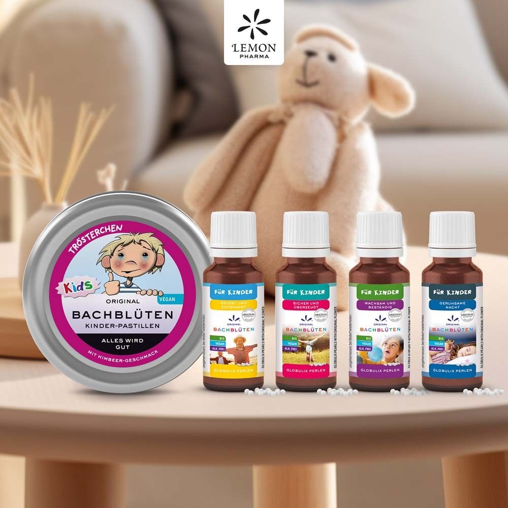 Arrangement de produits avec boîte et flacons. Boîte : ronde, argentée, couvercle rose. Flacons : marron, étiquette avec texte. Fond : table avec déco.