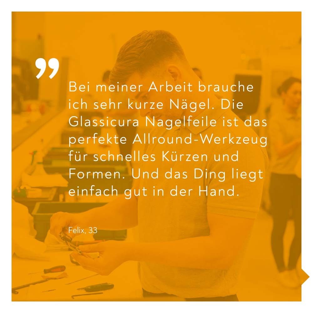 Mann hält Nagelfeile. Text: Glassicura Nagelfeile ist das perfekte Allround-Werkzeug. Gelber Hintergrund.