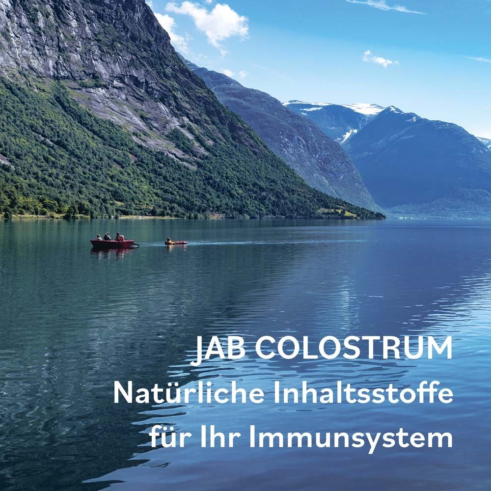 Paysage avec lac et montagnes. Texte: JAB Colostrum. Ingrédients naturels pour votre système immunitaire.