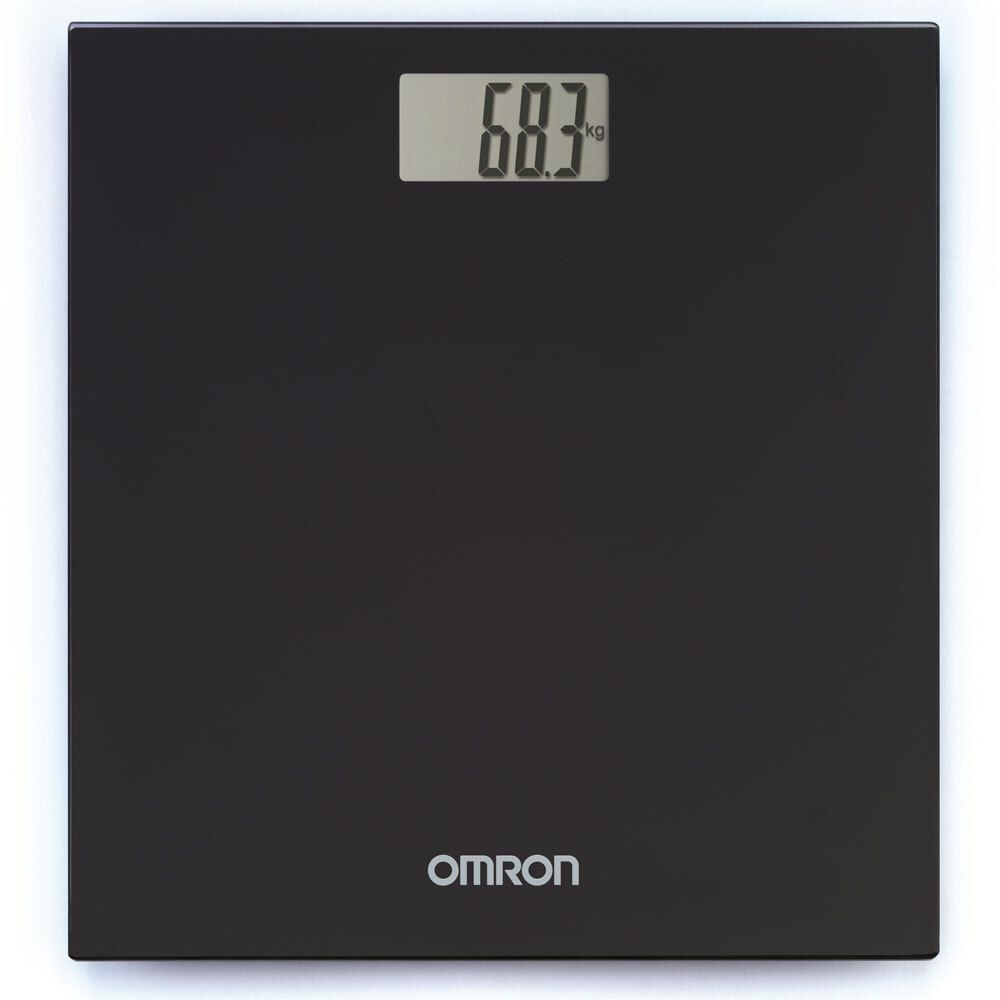 Schwarze Personenwaage mit digitaler Anzeige. OMRON-Logo unten. Gewichtsanzeige: 68,3 kg.