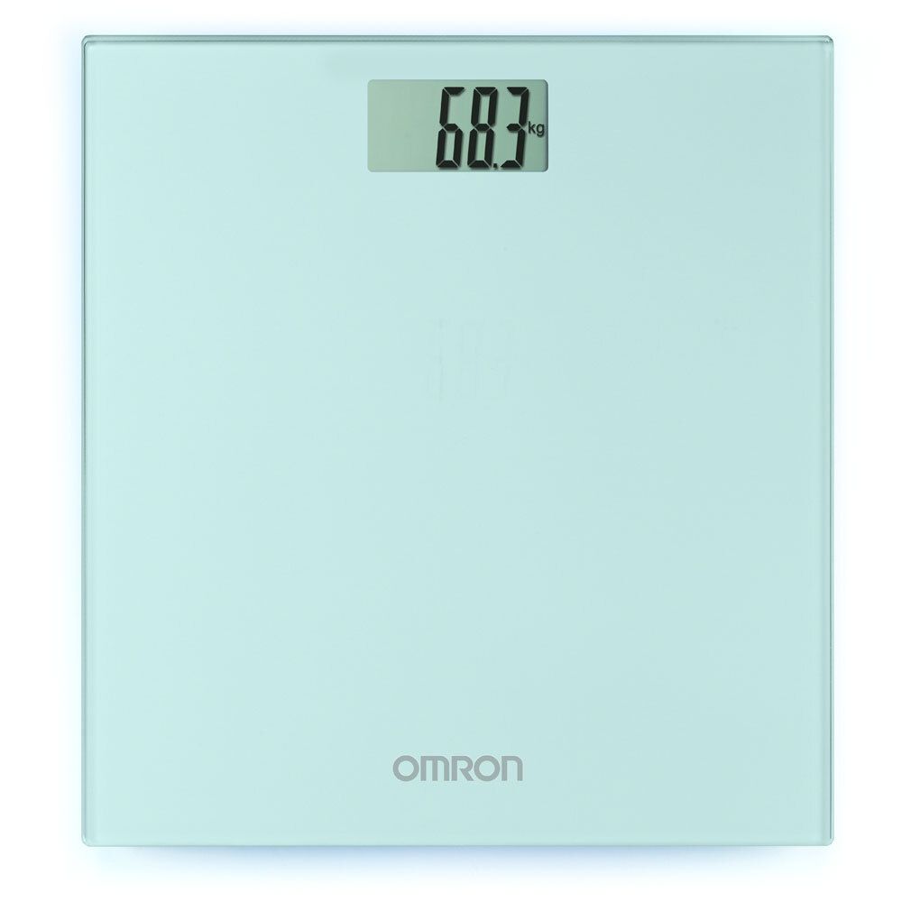 Digitale Personenwaage, silbergrau. Anzeige: 68,3 kg. Marke: OMRON. Quadratische Form mit Glasoberfläche.