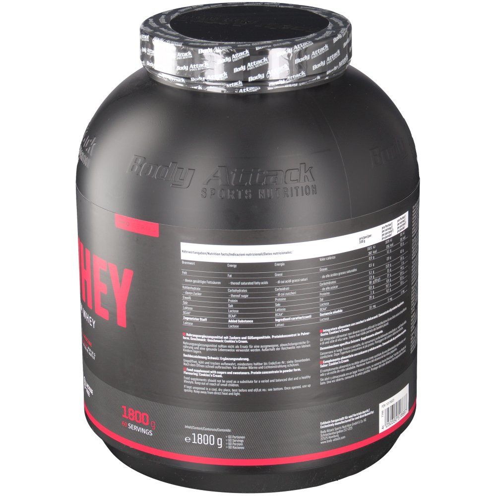 Schwarze Dose mit Nährwertangaben. "Body Attack"-Logo. Roter Streifen und Schriftzug "WHEY". 1800g.