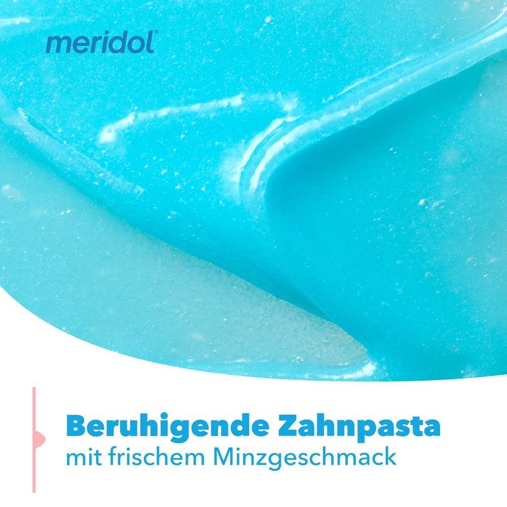 Nahaufnahme von blauem Zahnpasta-Gel. Text: Beruhigende Zahnpasta mit frischem Minzgeschmack.