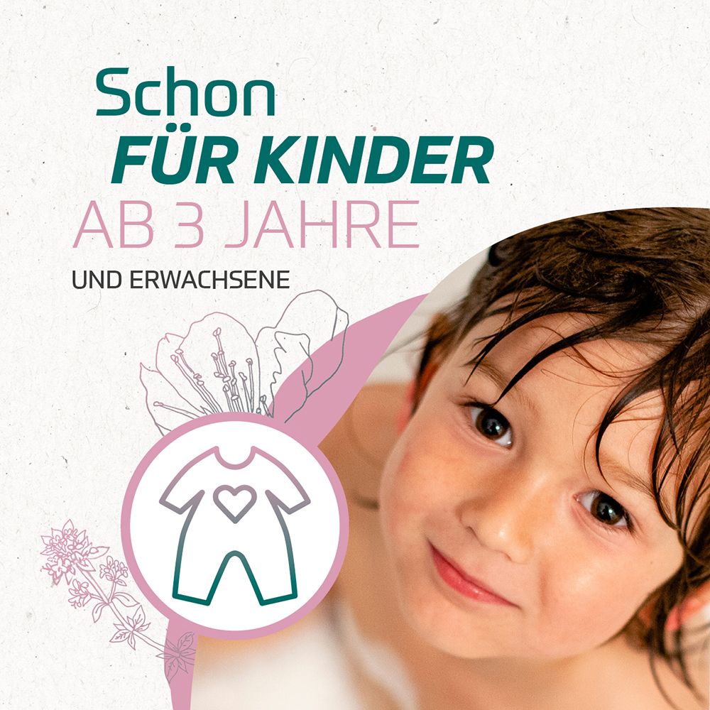 Kind im Bad. Text: Für Kinder ab 3 Jahre. Kleidungssymbol. Blüten.