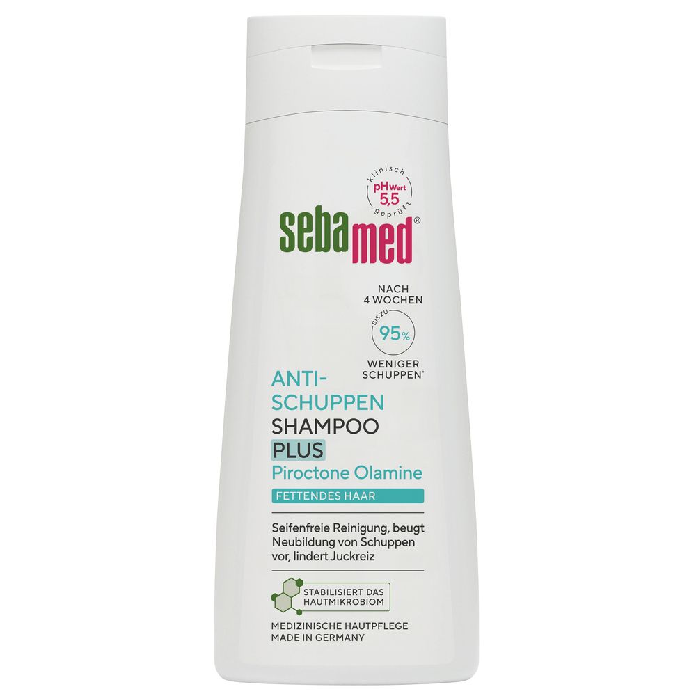 sebamed® Antischuppen Shampoo Plus. Flacon blanc avec étiquette verte et turquoise. pH 5,5. Moins de pellicules après 4 semaines.