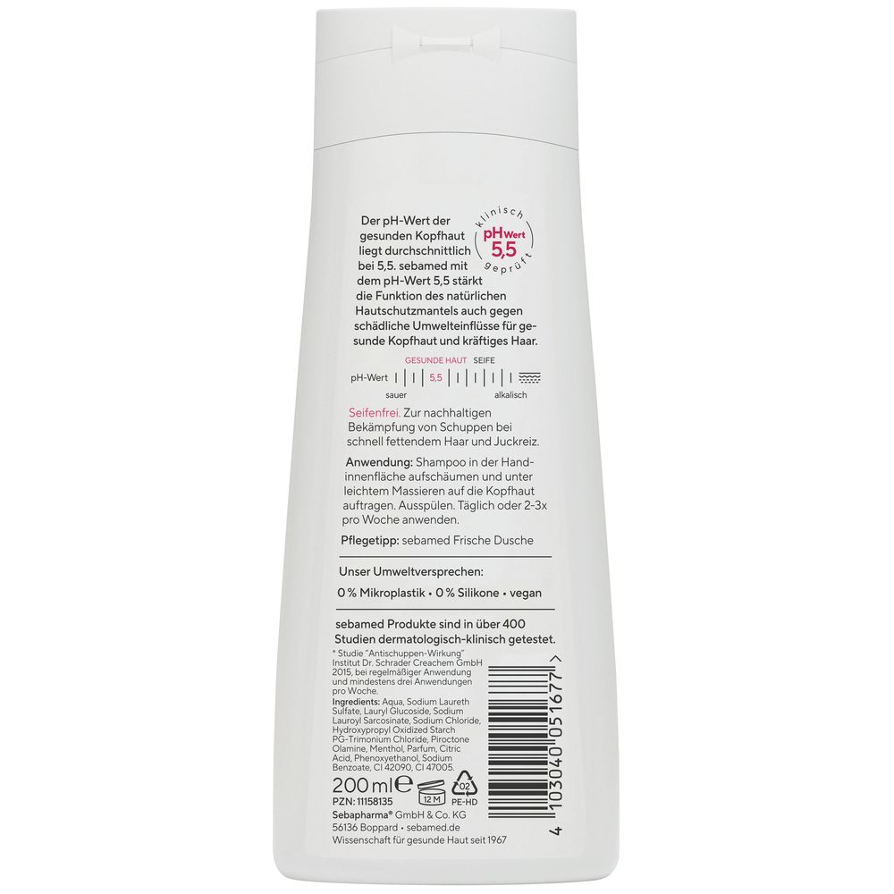Dos du flacon sebamed® Antischuppen Shampoo Plus. Informations textuelles, pH 5,5, ingrédients, 200 ml. Végétalien, sans microplastiques.
