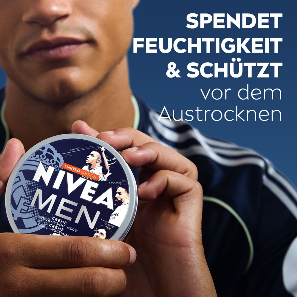 Mann hält eine NIVEA MEN Creme Dose, die Feuchtigkeit spendet und vor Austrocknung schützt.
