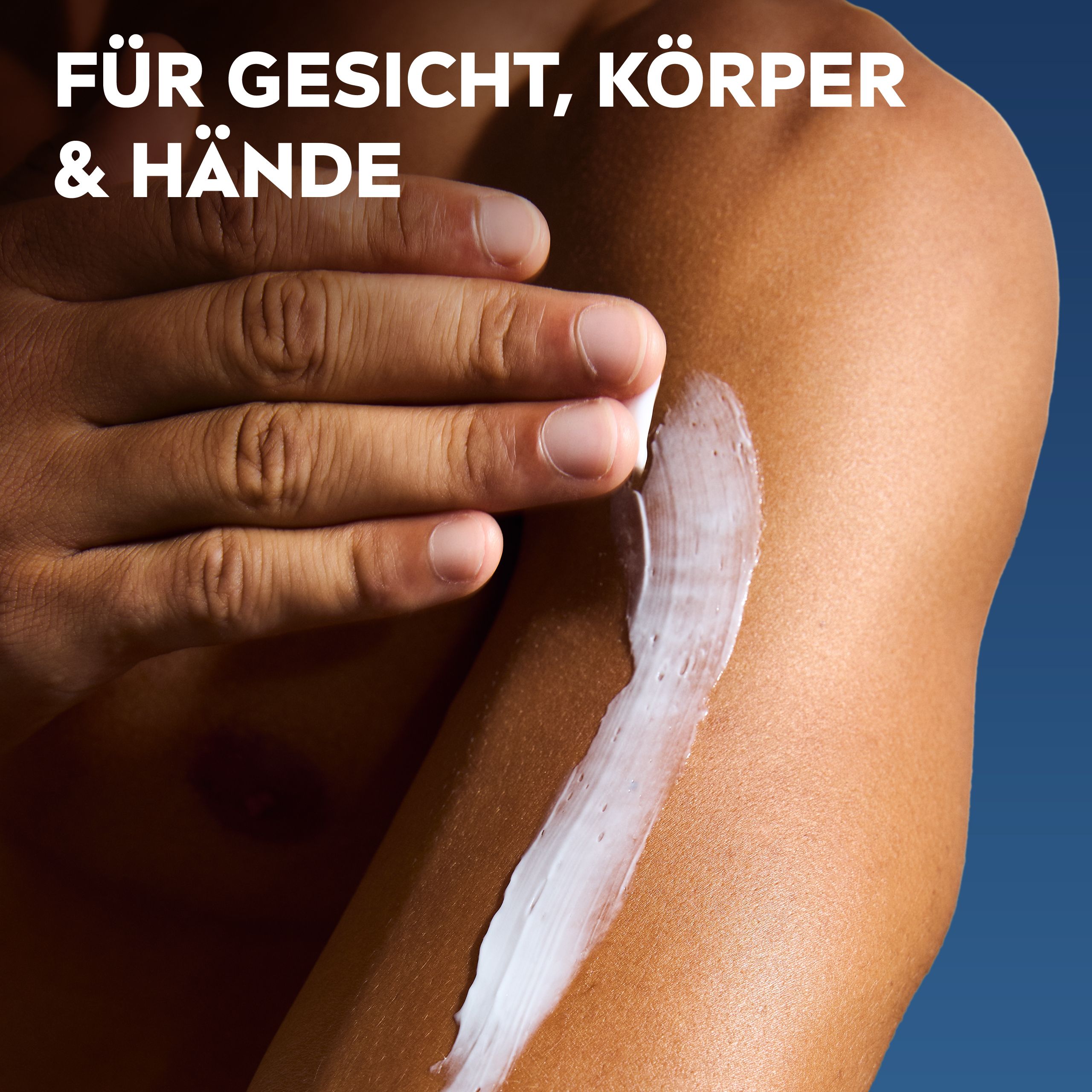 Creme wird auf den Arm eines Mannes aufgetragen.