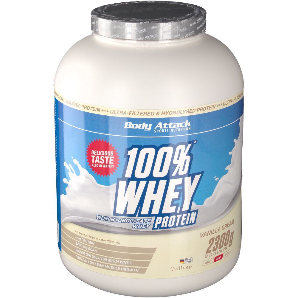 Weißer Behälter mit blauem Etikett. Aufschrift: Body Attack 100% Whey Protein, Vanilla Cream. 2300g. Milchspritzer.