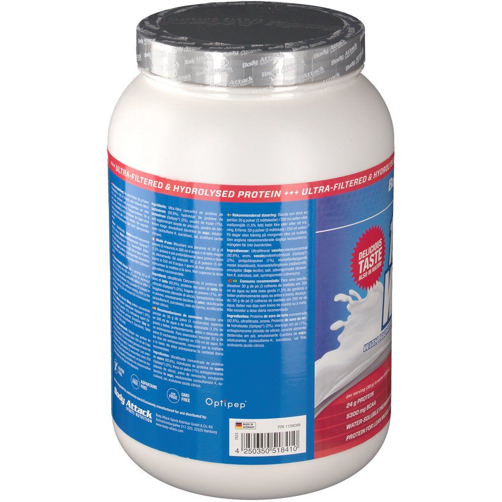 Proteinpulver-Behälter, leicht schräg. Blaues Etikett mit Text und Milchspritzer. Aufschrift: Body Attack 100% Whey Protein. 900g.