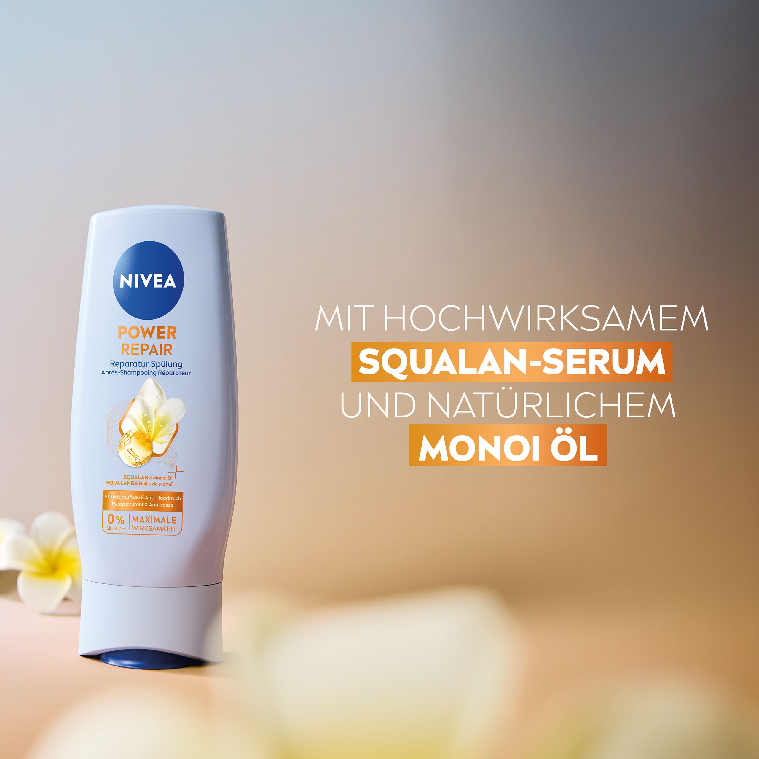 Rinçage NIVEA Power Repair avec sérum Squalane et huile de Monoi. Image avec des fleurs en arrière-plan.