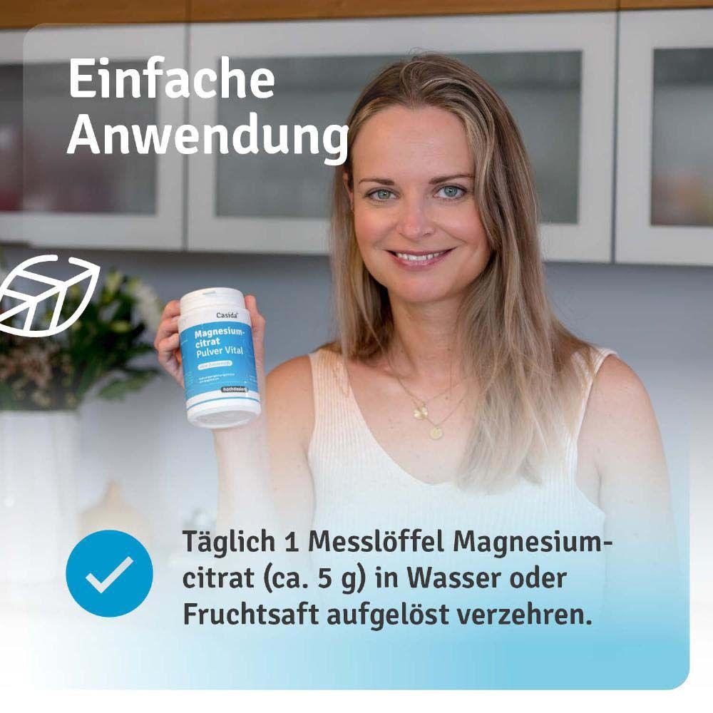 Femme tenant une boîte. Texte : Application facile. Dissoudre quotidiennement 1 cuillère de citrate de magnésium dans l'eau ou le jus.