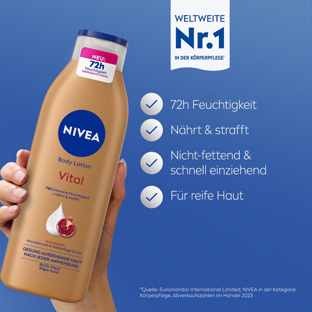 NIVEA Vital Body Lotion in Flasche, gehalten von einer Hand. 72h Feuchtigkeit, nährt & strafft, nicht fettend.