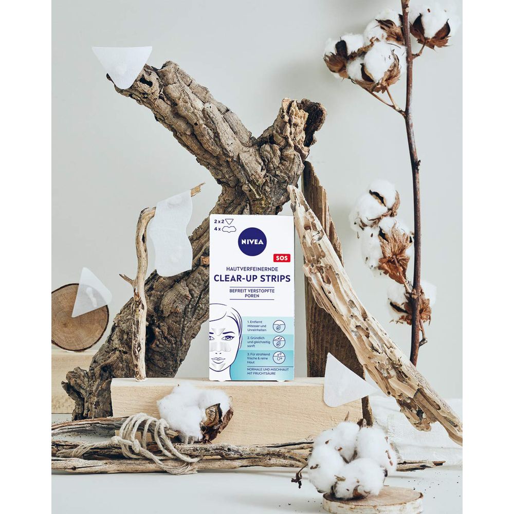 Boîte de Bandes Purifiantes NIVEA dans une disposition décorative avec des matériaux naturels.