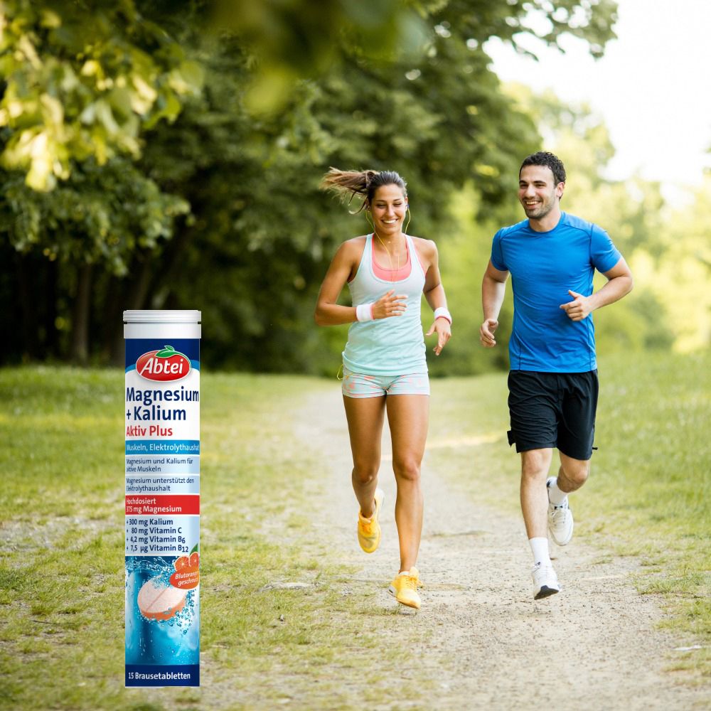 Deux personnes font du jogging en plein air, l'une tient un emballage de comprimés effervescents Abtei Magnesium + Kalium Aktiv Plus.