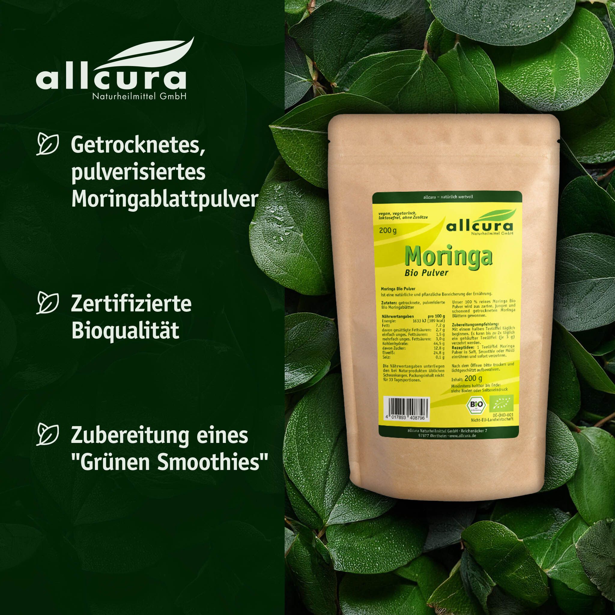 Brauner Beutel mit gelbem Etikett. Aufschrift: allcura Moringa Bio Pulver, 200 g. Bio-Siegel. Hintergrund: grüne Blätter.