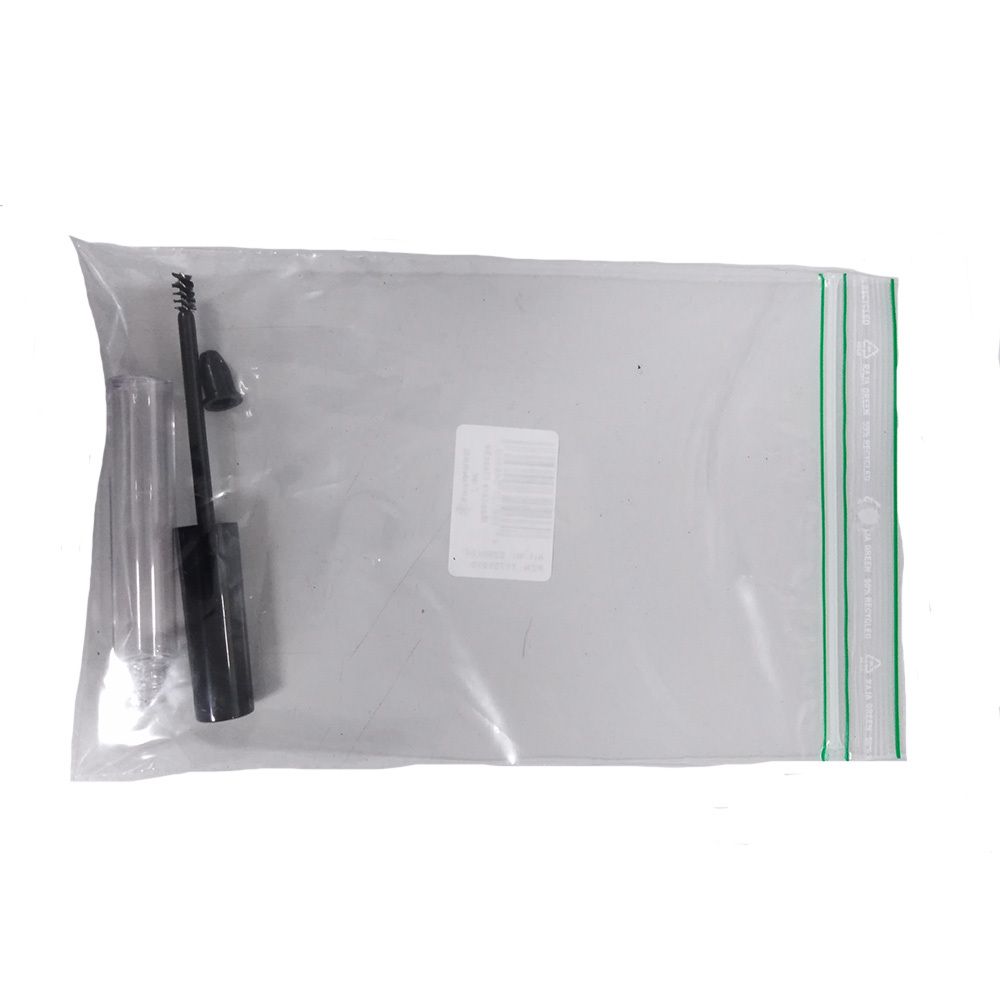 Mascara-Applikator und leere Flasche in Plastiktüte. Schwarzer Applikator mit Bürste. Etikett mit Barcode.