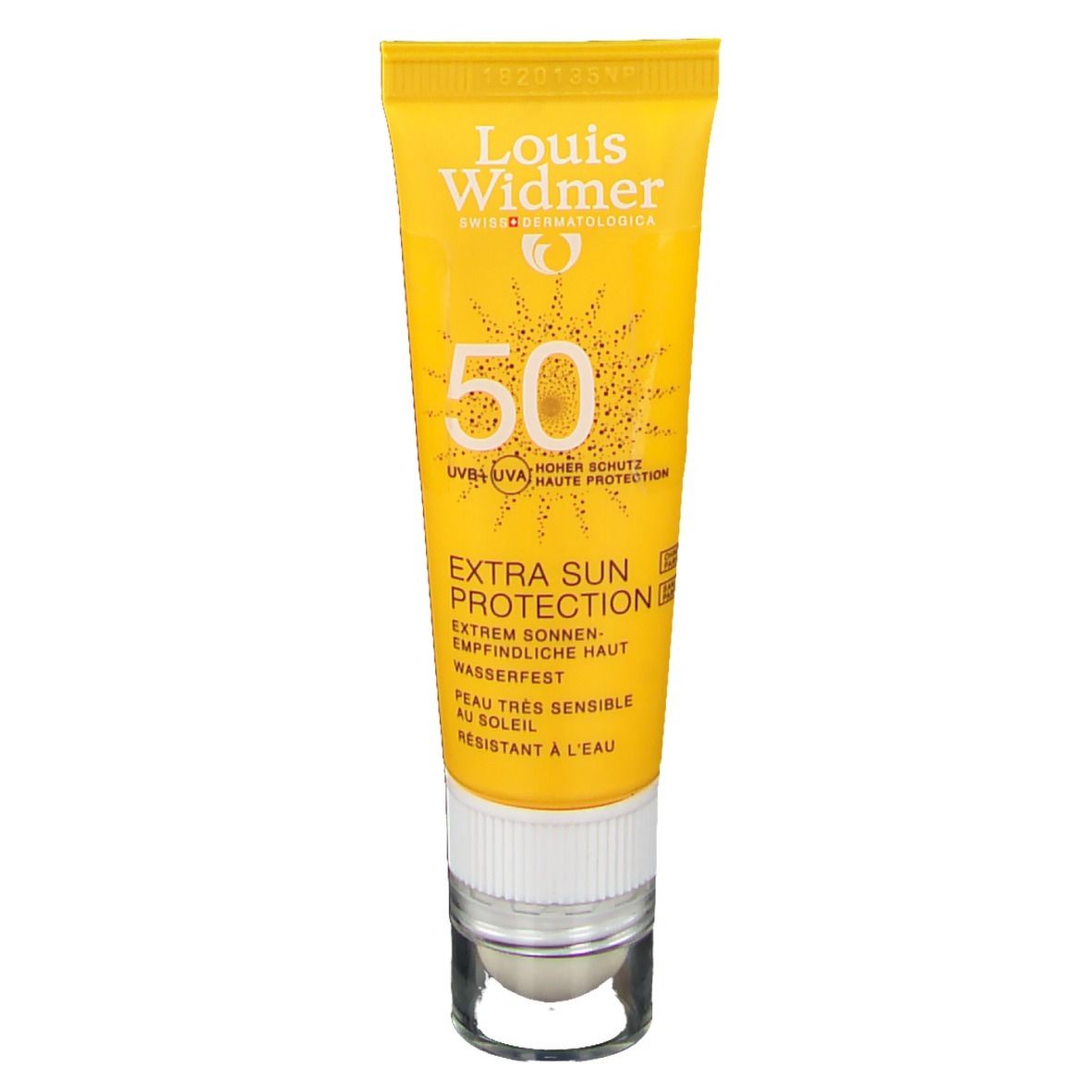 Tube jaune de crème solaire. Inscription: Louis Widmer, 50, Extra Sun Protection. Résistant à l'eau. Pour peaux sensibles au soleil.