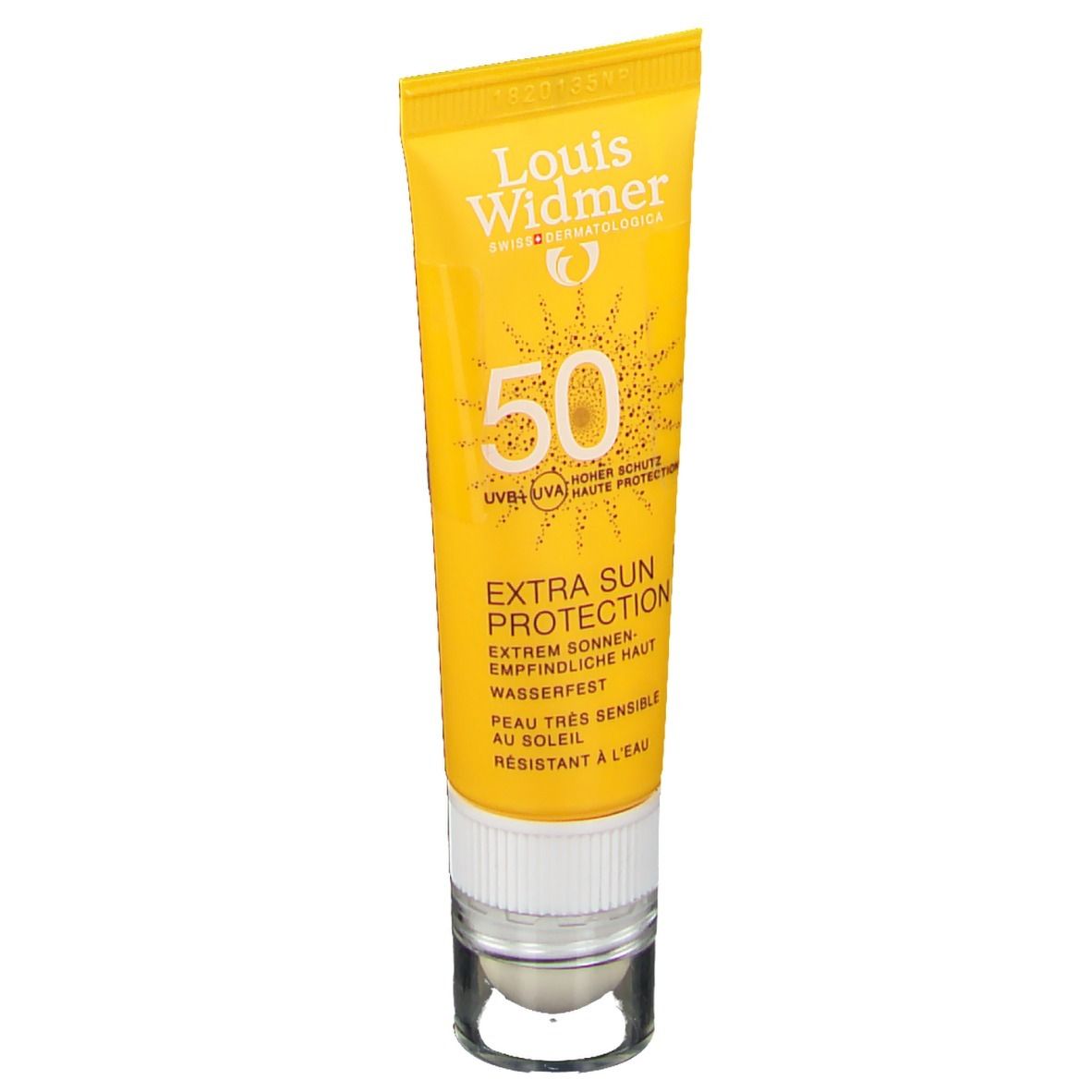 Tube jaune de crème solaire. Inscription: Louis Widmer, 50, Extra Sun Protection. Résistant à l'eau. Pour peaux sensibles au soleil.